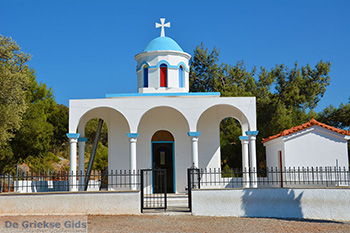 Kerk Agios Efstratios bij Kamara Samos | Griekenland - Foto van https://www.grieksegids.nl/fotos/samos/normaal/agios-efstratios-kamara-samos-001.jpg