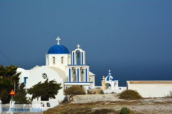 Kerk bij Kamari Santorini | Cycladen Griekenland  | Foto 86 - Foto van https://www.grieksegids.nl/fotos/santorini/normaal/kerk-bij-kamari-santorini-005.jpg