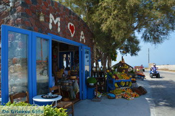 Ergens langs de weg op Santorini | Cycladen Griekenland | Foto 2 - Foto van https://www.grieksegids.nl/fotos/santorini/normaal/langs-de-weg-santorini-002.jpg