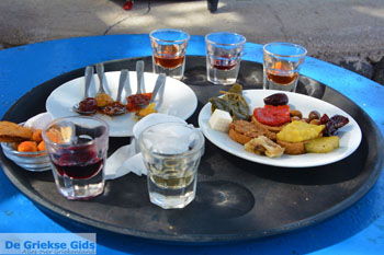 Ergens langs de weg op Santorini | Cycladen Griekenland | Foto 3 - Foto van https://www.grieksegids.nl/fotos/santorini/normaal/langs-de-weg-santorini-003.jpg