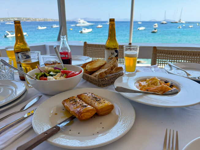 Lunch op Spetses bij To Nero tis Agapis | Saronische eilanden - Foto van https://www.grieksegids.nl/fotos/saronische-eilanden/spetses/mid/spetses-002.jpg?v=1781889409