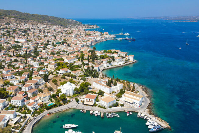 Spetses luchtfoto | Saronische eilanden - Foto van https://www.grieksegids.nl/fotos/saronische-eilanden/spetses/mid/spetses-003.jpg?v=1781889671