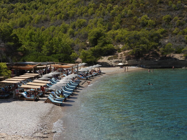 Vrelos Beach | Saronische eilanden | Spetses - Foto van https://www.grieksegids.nl/fotos/saronische-eilanden/spetses/vrelos-beach/mid/vrelos-beach-002.jpg?v=1771503171