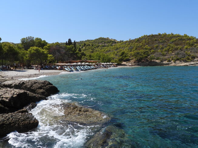Vrelos Beach | Saronische eilanden | Spetses - Foto van https://www.grieksegids.nl/fotos/saronische-eilanden/spetses/vrelos-beach/mid/vrelos-beach-003.jpg?v=1771503175
