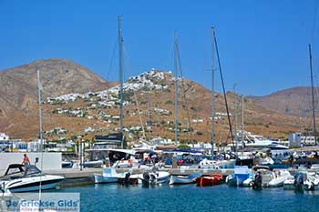 Livadi Serifos Cycladen 001 - Foto van https://www.grieksegids.nl/fotos/serifos/normaal/livadi-001.jpg