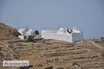 Platys Gialos Serifos 4 - Foto van https://www.grieksegids.nl/fotos/serifos/normaal/platys-gialos-serifos-004.jpg