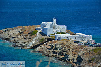 Chrisopigi Sifnos - Cycladen 6 - Foto van https://www.grieksegids.nl/fotos/sifnos/normaal/chrisopigi-006.jpg