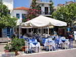 Blauwe en witte stoelen Skiathos-stad - Foto van De Griekse Gids