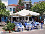 Blauwe en witte stoelen Skiathos-stad - Foto van De Griekse Gids