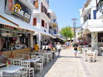 Winkelstraat Papadiamantis in Skiathos stad foto 1 - Foto van De Griekse Gids