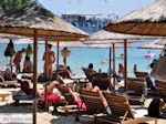 Ligstoelen en parasols strand Koukounaries - Skiathos - Foto van De Griekse Gids