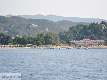 Strand Troulos op Skiathos foto 1 - Foto van https://www.grieksegids.nl/fotos/skiathos/350pixels/eiland-skiathos-002.jpg