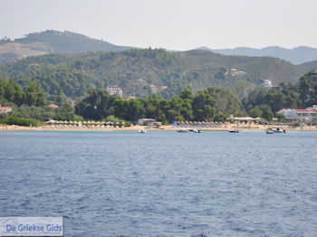 Strand Troulos op Skiathos foto 2 - Foto van https://www.grieksegids.nl/fotos/skiathos/350pixels/eiland-skiathos-004.jpg