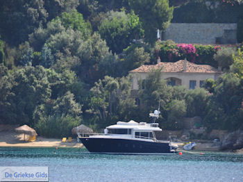Bootje nabij Troulos-strand Skiathos - Foto van https://www.grieksegids.nl/fotos/skiathos/350pixels/eiland-skiathos-009.jpg