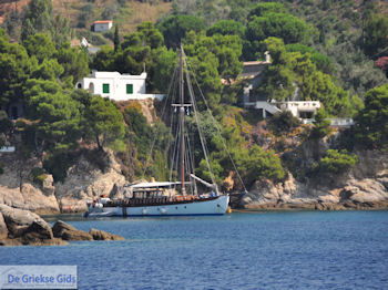 Zeilboot nabij Platanias op het eiland Skiathos - Foto van https://www.grieksegids.nl/fotos/skiathos/350pixels/eiland-skiathos-014.jpg