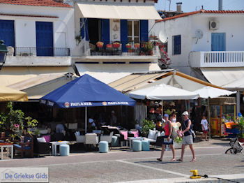 Terrasjes Skiathos stad foto 1 - Foto van https://www.grieksegids.nl/fotos/skiathos/350pixels/eiland-skiathos-050.jpg