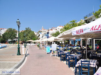 Terrasjes Skiathos stad foto 2 - Foto van https://www.grieksegids.nl/fotos/skiathos/350pixels/eiland-skiathos-051.jpg