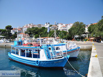 Bootjes aan het haventje van Skiathos-stad - Foto van https://www.grieksegids.nl/fotos/skiathos/350pixels/eiland-skiathos-052.jpg