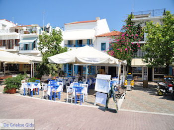 Terrasjes Skiathos stad foto 3 - Foto van https://www.grieksegids.nl/fotos/skiathos/350pixels/eiland-skiathos-053.jpg