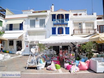 Terrasjes Skiathos stad foto 4 - Foto van https://www.grieksegids.nl/fotos/skiathos/350pixels/eiland-skiathos-054.jpg