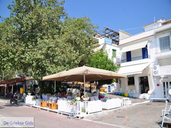 Terrasjes Skiathos stad foto 5 - Foto van https://www.grieksegids.nl/fotos/skiathos/350pixels/eiland-skiathos-055.jpg