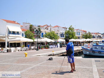 De Griekse Gids in Skiathos-stad - Foto van https://www.grieksegids.nl/fotos/skiathos/350pixels/eiland-skiathos-066.jpg