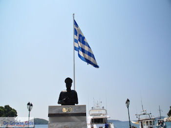 Monument e Griekse vlag Skiathos-stad - Foto van https://www.grieksegids.nl/fotos/skiathos/350pixels/eiland-skiathos-067.jpg