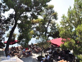 Terras Bourtzi Skiathos-stad - Foto van https://www.grieksegids.nl/fotos/skiathos/350pixels/eiland-skiathos-079.jpg