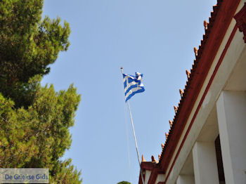 Griekse vlag Bourtzi Skiathos-stad - Foto van https://www.grieksegids.nl/fotos/skiathos/350pixels/eiland-skiathos-081.jpg