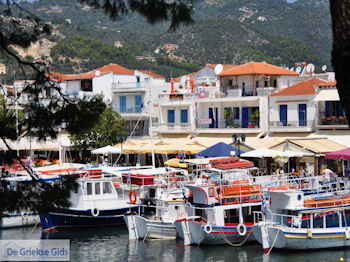 Kleurrijk Skiathos-stad - Foto van https://www.grieksegids.nl/fotos/skiathos/350pixels/eiland-skiathos-082.jpg