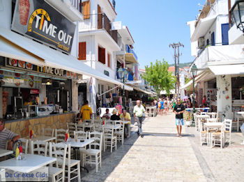 Winkelstraat Papadiamantis in Skiathos stad foto 1 - Foto van https://www.grieksegids.nl/fotos/skiathos/350pixels/eiland-skiathos-086.jpg