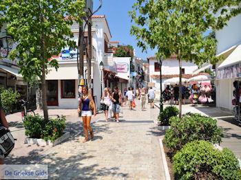 Winkelstraat Papadiamantis in Skiathos stad foto 2 - Foto van https://www.grieksegids.nl/fotos/skiathos/350pixels/eiland-skiathos-087.jpg