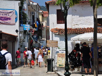 Winkelstraat Papadiamantis in Skiathos stad foto 3 - Foto van https://www.grieksegids.nl/fotos/skiathos/350pixels/eiland-skiathos-088.jpg