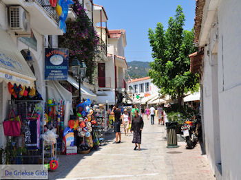 Winkelstraat Papadiamantis in Skiathos stad foto 4 - Foto van https://www.grieksegids.nl/fotos/skiathos/350pixels/eiland-skiathos-089.jpg