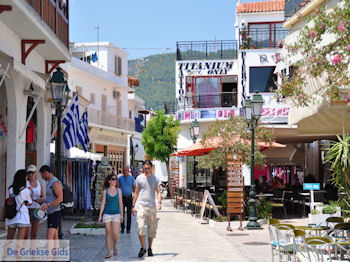 Winkelstraat Papadiamantis in Skiathos stad foto 8 - Foto van https://www.grieksegids.nl/fotos/skiathos/350pixels/eiland-skiathos-093.jpg