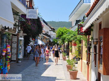 Winkelstraat Papadiamantis in Skiathos stad foto 10 - Foto van https://www.grieksegids.nl/fotos/skiathos/350pixels/eiland-skiathos-095.jpg