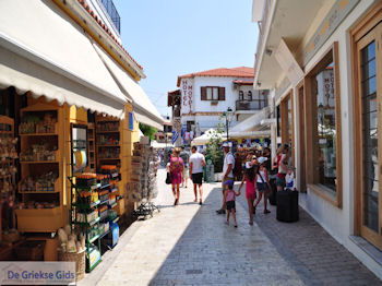 Winkelstraat Papadiamantis in Skiathos stad foto 11 - Foto van https://www.grieksegids.nl/fotos/skiathos/350pixels/eiland-skiathos-096.jpg