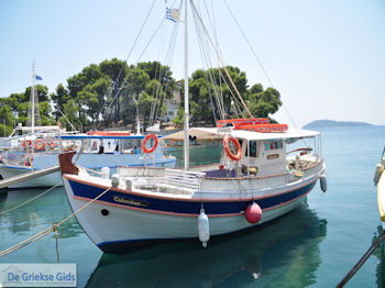 Bootje Columbus uit Mama-Mia in Skiathos stad foto 3 - Foto van https://www.grieksegids.nl/fotos/skiathos/350pixels/eiland-skiathos-100.jpg