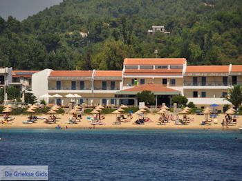 Troulos-strand Skiathos - Foto van https://www.grieksegids.nl/fotos/skiathos/350pixels/eiland-skiathos-105.jpg