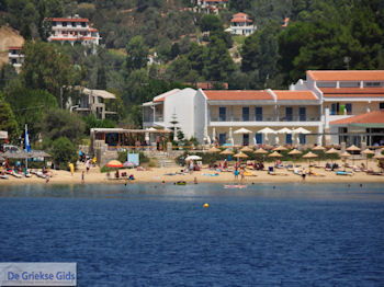Troulos-strand Skiathos foto 2 - Foto van https://www.grieksegids.nl/fotos/skiathos/350pixels/eiland-skiathos-107.jpg