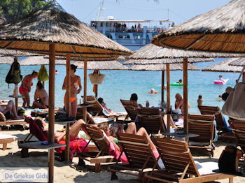 Ligstoelen en parasols strand Koukounaries - Skiathos - Foto van https://www.grieksegids.nl/fotos/skiathos/350pixels/eiland-skiathos-133.jpg