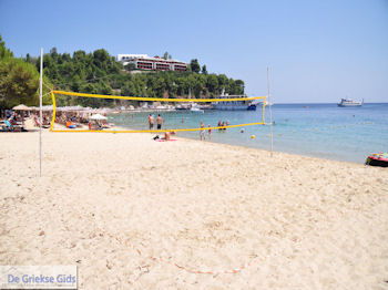 Beachvolley Koukounaries - Skiathos - Foto van https://www.grieksegids.nl/fotos/skiathos/350pixels/eiland-skiathos-134.jpg