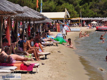 Het strand van Koukounaries - Skiathos - Foto van https://www.grieksegids.nl/fotos/skiathos/350pixels/eiland-skiathos-140.jpg