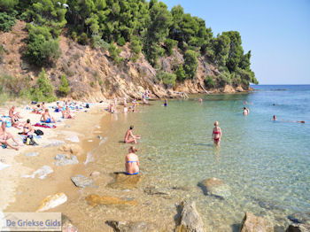 Nog een strandje in Koukounaries - Skiathos - Foto van https://www.grieksegids.nl/fotos/skiathos/350pixels/eiland-skiathos-144.jpg