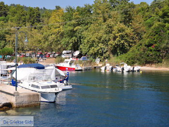 Bootjes haventje Koukounaries - Skiathos foto 3 - Foto van https://www.grieksegids.nl/fotos/skiathos/350pixels/eiland-skiathos-145.jpg