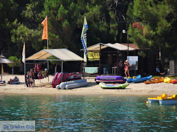 Het zandstrand van Koukounaries - Skiathos - foto 4 - Foto van https://www.grieksegids.nl/fotos/skiathos/350pixels/eiland-skiathos-149.jpg