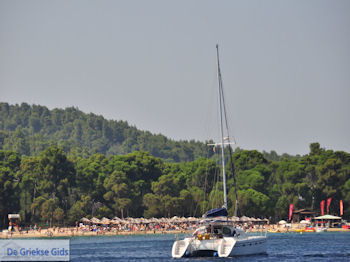 Zeilboot aan het strand van Koukounaries - Skiathos - Foto van https://www.grieksegids.nl/fotos/skiathos/350pixels/eiland-skiathos-152.jpg