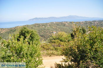 Skiathos en in de verte Skopelos | Sporaden Griekenland foto 1 - Foto van https://www.grieksegids.nl/fotos/skiathos/normaal/skiathos-grieksegids-279.jpg