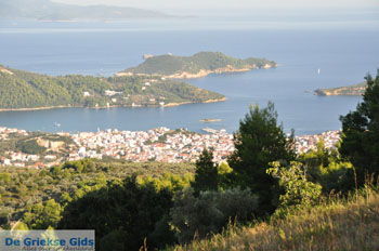 Panoramafoto Skiathos stad | Skiathos Sporaden Griekenland foto 9 - Foto van https://www.grieksegids.nl/fotos/skiathos/normaal/skiathos-grieksegids-409.jpg