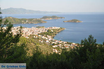 Panoramafoto Skiathos stad | Skiathos Sporaden Griekenland foto 13 - Foto van https://www.grieksegids.nl/fotos/skiathos/normaal/skiathos-grieksegids-413.jpg